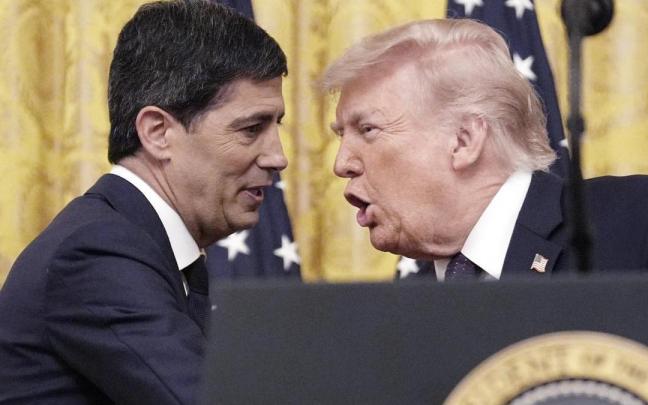 Kevin Warsh, presidente de la Fed, junto a Donald Trump durante la jura de su cargo.