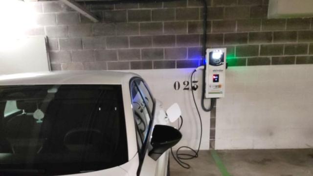 Los puntos de recarga están habilitados para cargar dos vehículos de manera simultánea.