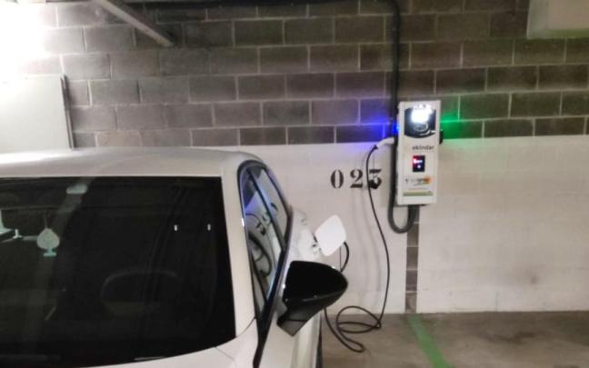 Los puntos de recarga están habilitados para cargar dos vehículos de manera simultánea.