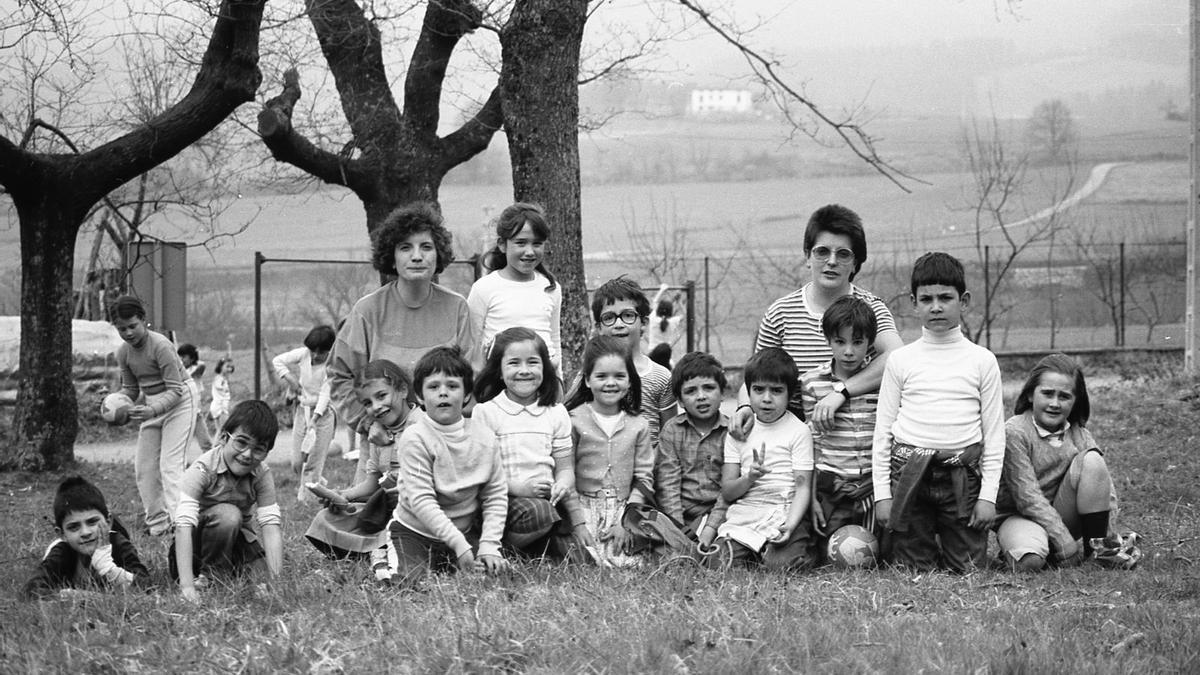 Dos andereños con su alumnado en una instantánea de hace unas décadas.