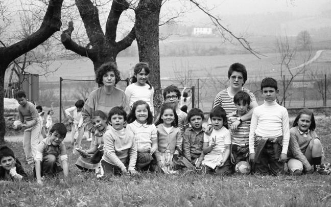 Dos andereños con su alumnado en una instantánea de hace unas décadas.
