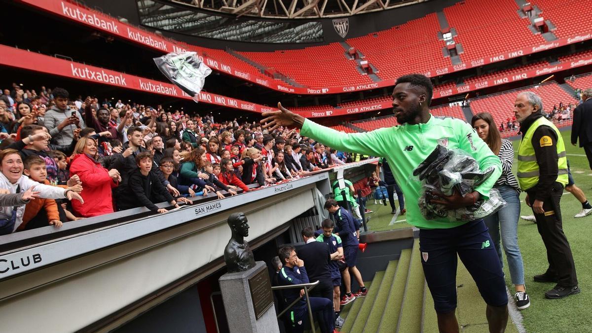 Iñaki Williams en un entrenamiento con puertas abiertas en San Mamés