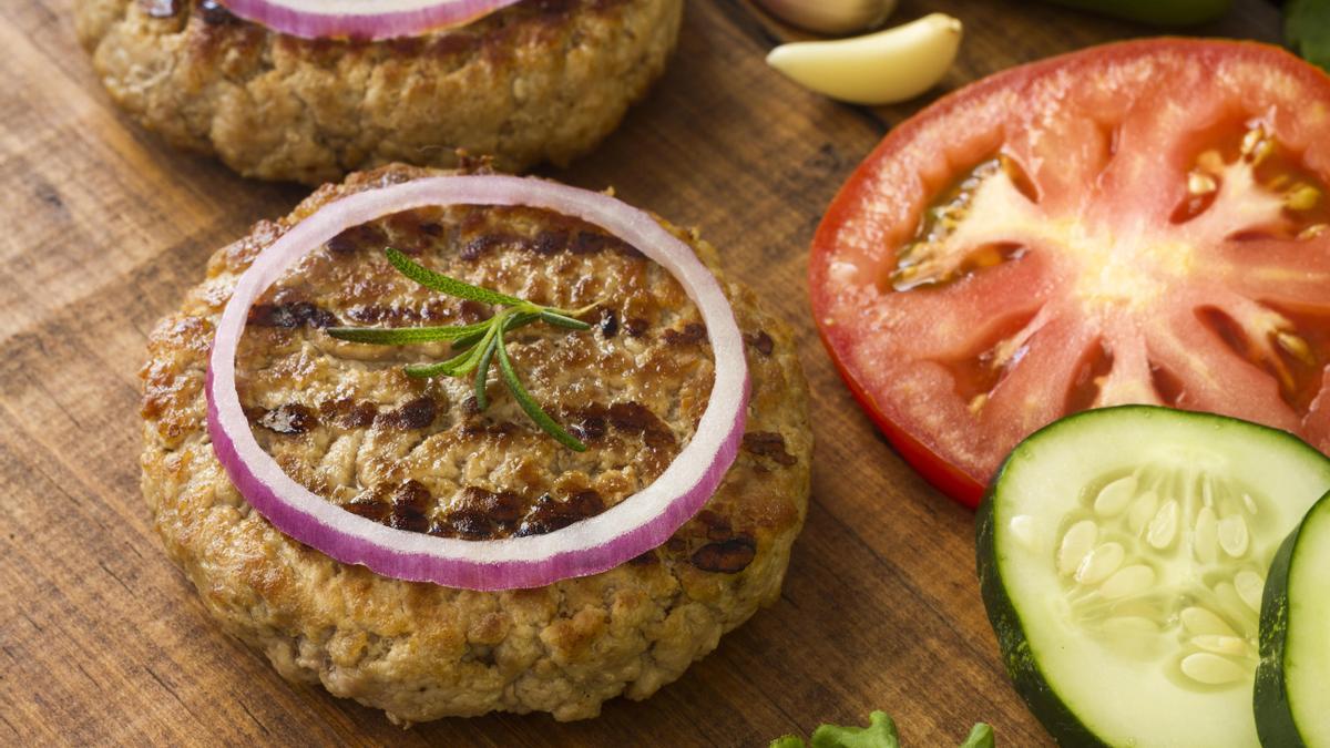 Hamburguesa vegana con condimentos.