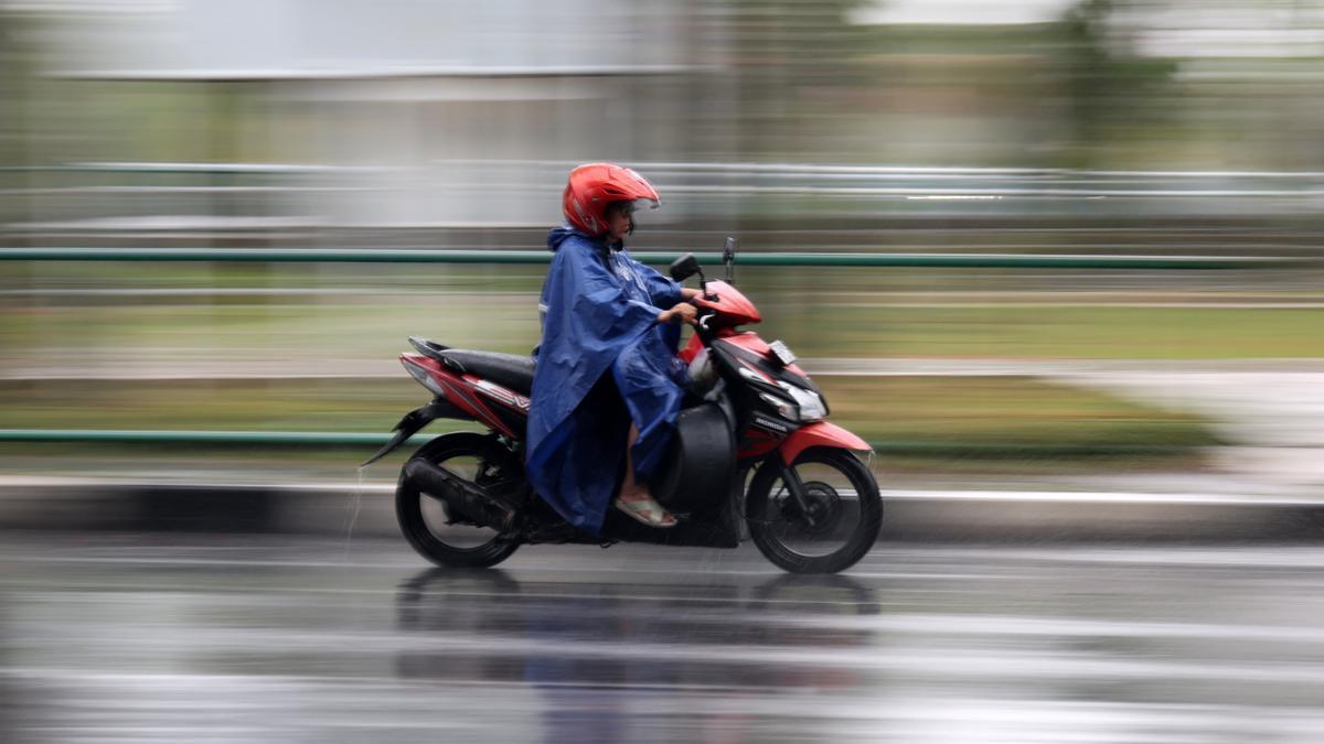 El nuevo reglamento de tráfico prohíbe circular en moto con sandalias