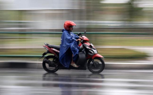 El nuevo reglamento de tráfico prohíbe circular en moto con sandalias