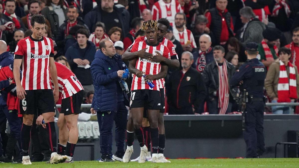 Iñaki Williams consuela a su hermano pequeño, Nico, tras las ocasiones erradas por este.