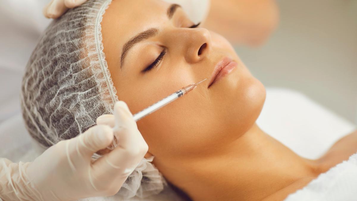 La modificación de la norma se debe a detección de negligencias derivadas del intrusismo profesional, principalmente en el ámbito de la cirugía estética.