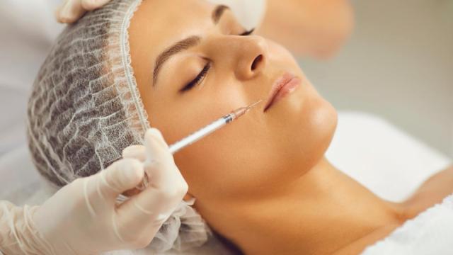 La modificación de la norma se debe a detección de negligencias derivadas del intrusismo profesional, principalmente en el ámbito de la cirugía estética.