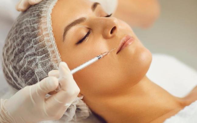 La modificación de la norma se debe a detección de negligencias derivadas del intrusismo profesional, principalmente en el ámbito de la cirugía estética.