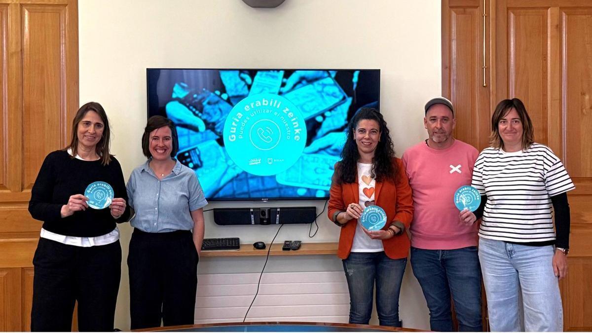 Presentación de la campaña 'Gurea erabili zeinke' de la asociación Altxa Burua Eibar en el consistorio de la villar armera