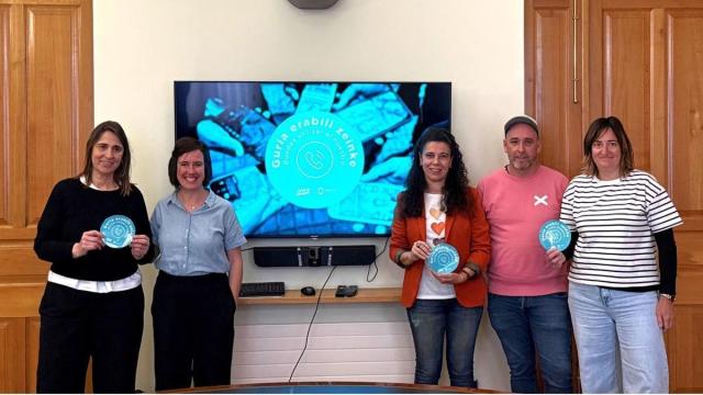 Presentación de la campaña 'Gurea erabili zeinke' de la asociación Altxa Burua Eibar en el consistorio de la villar armera / A.B. Presentación de la campaña 'Gurea erabili zeinke' de la asociación Altxa Burua Eibar en el consistorio de la villar armera