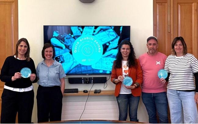 Presentación de la campaña 'Gurea erabili zeinke' de la asociación Altxa Burua Eibar en el consistorio de la villar armera / A.B. Presentación de la campaña 'Gurea erabili zeinke' de la asociación Altxa Burua Eibar en el consistorio de la villar armera