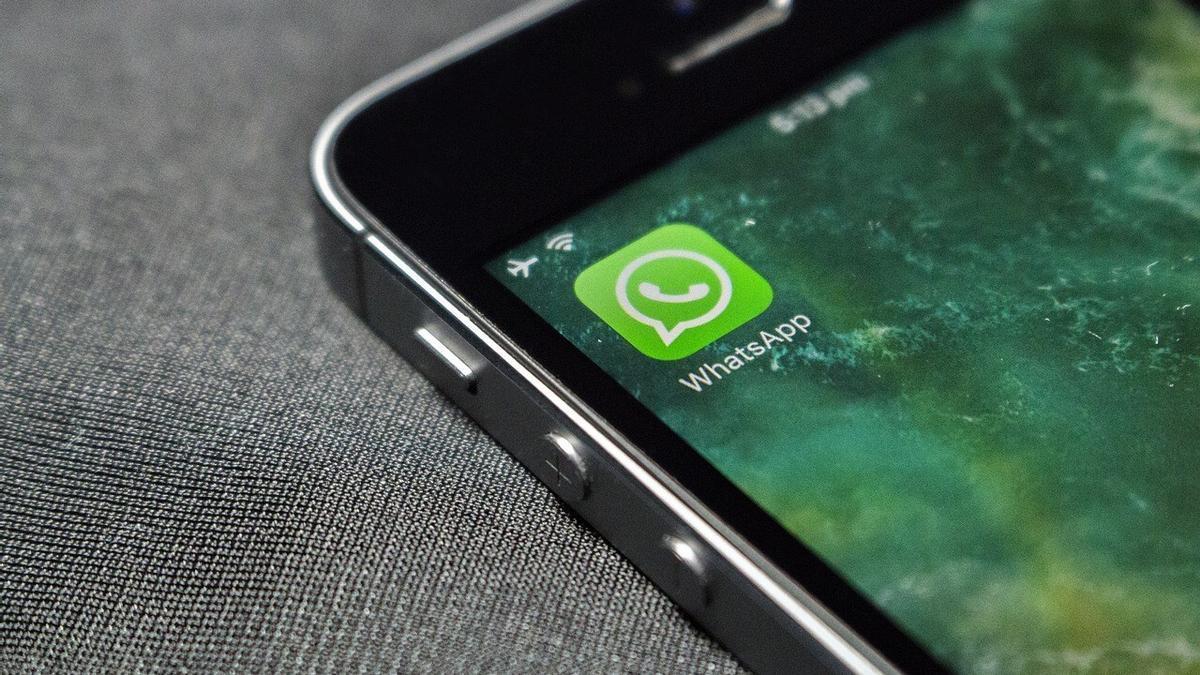 El icono de la aplicación WhatsApp en la pantalla de un teléfono móvil.