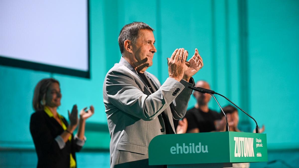 El coordinador general de EH Bildu, Arnaldo Otegi, interviene durante la Conferencia Política de EH Bildu, en Tabakalera.