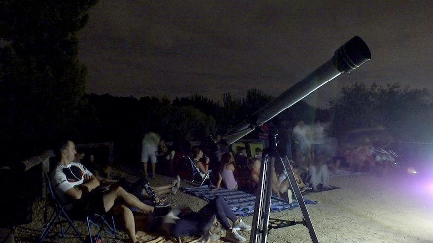 Un grupo de personas acude a una zona sin contaminación lumínica para disfrutar de las Perseidas.