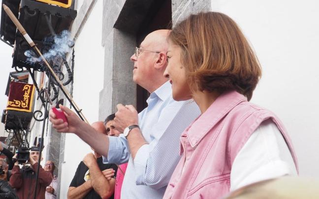El que fuera párroco de Azpeitia, Kepa Susperregi, prendió la mecha en el inicio de las fiestas del año pasado.
