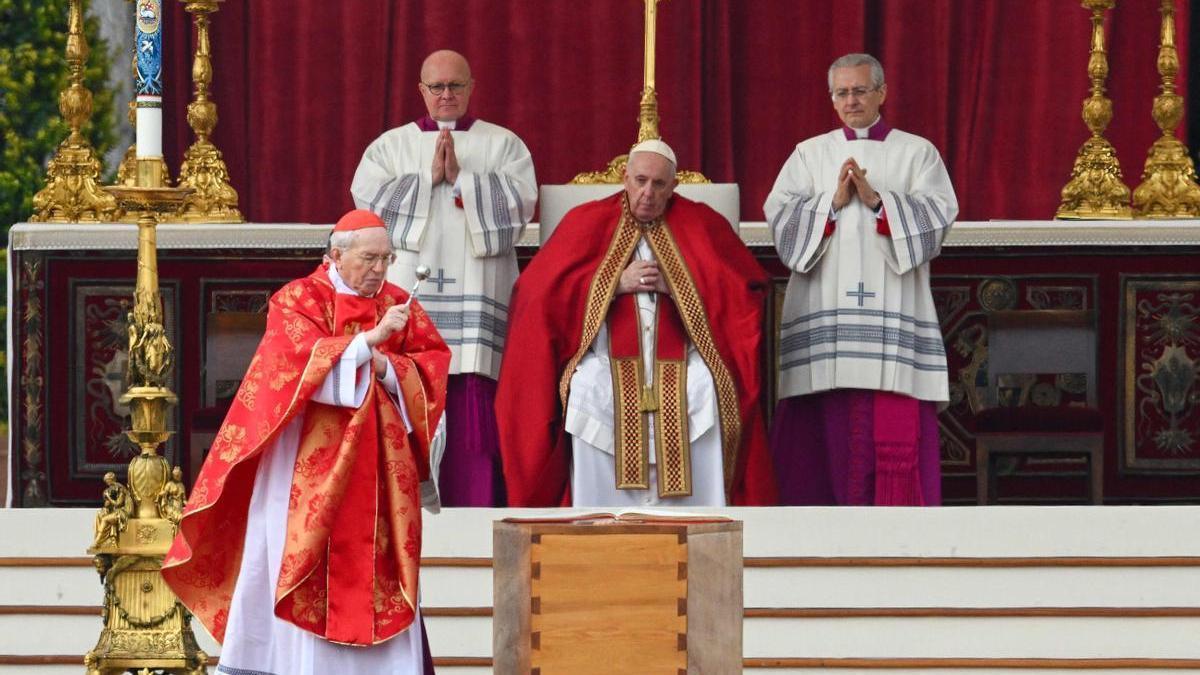 El Papa Francisco presidió el funeral de Benedicto XVI en la plaza de San Pedro