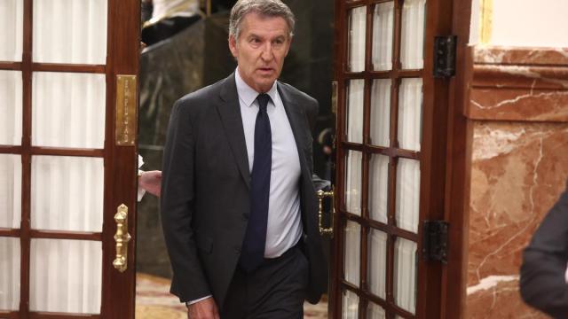 El presidente del PP, Alberto Núñez Feijóo, a su salida de una sesión plenaria en el Congreso de los Diputados.