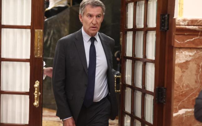 El presidente del PP, Alberto Núñez Feijóo, a su salida de una sesión plenaria en el Congreso de los Diputados.