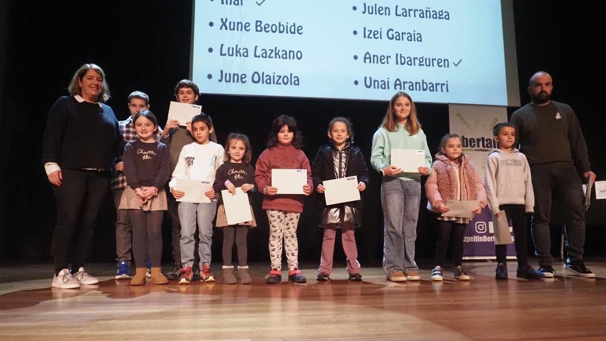 Niñas y niños premiados en el concurso de dibujo Izan Moxal, sobre el escenario de Sanagustin Kulturgunea.