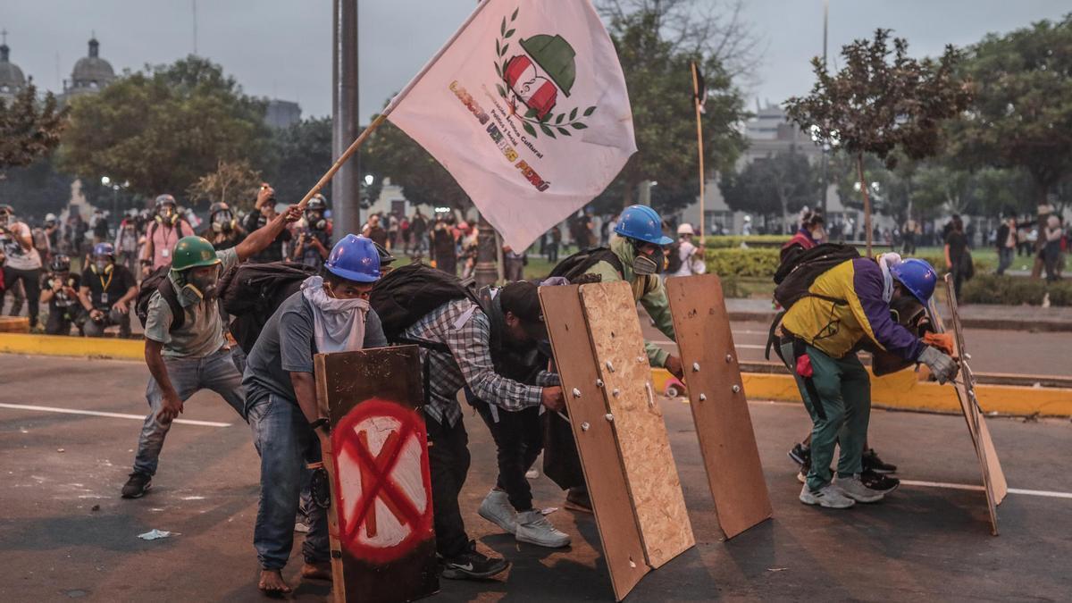 Manifestantes chocan con policías hoy, en el centro de Lima