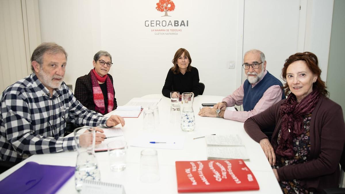 Reunion de los responsables de Geroa Bai y la Asociación para la Defensa de la Salud Pública.