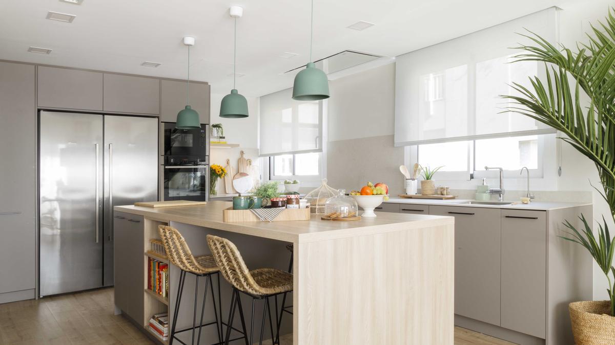 Taburetes de fibras vegetales que dan un aire natural al conjunto.