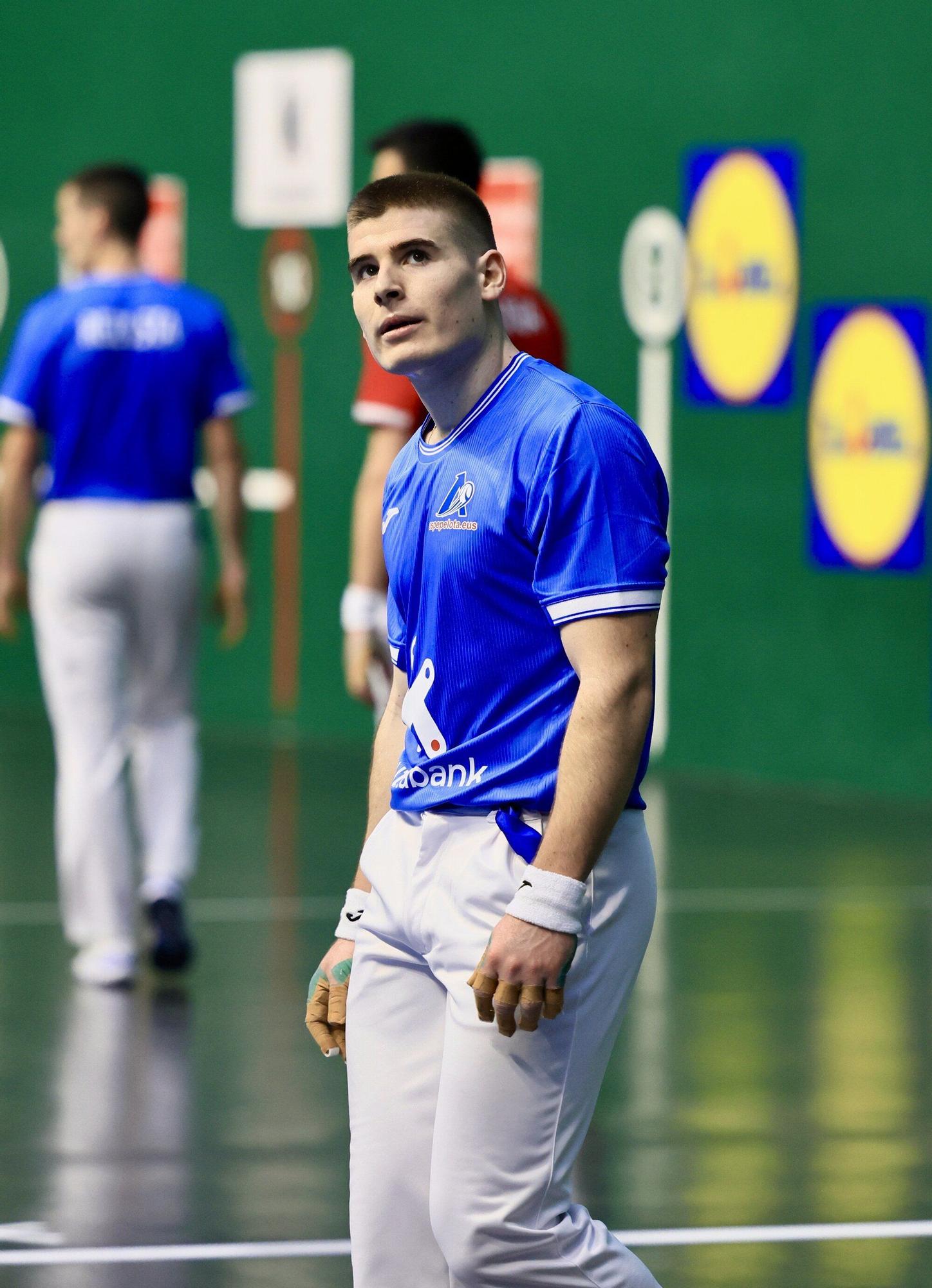 Beñat Apezetxea vencen en su debut profesional con Aspe junto a Rezusta ante Peio Etxeberria-Bikuña en el frontón Beotibar de Tolosa.