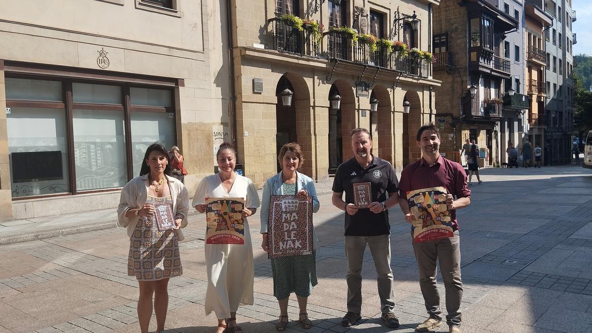 Miembros de la Corporación en la presentación del programa.