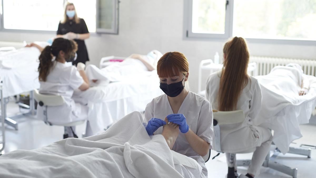 Varias alumnas de Estética haciendo prácticas.
