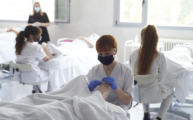 Varias alumnas de Estética haciendo prácticas.