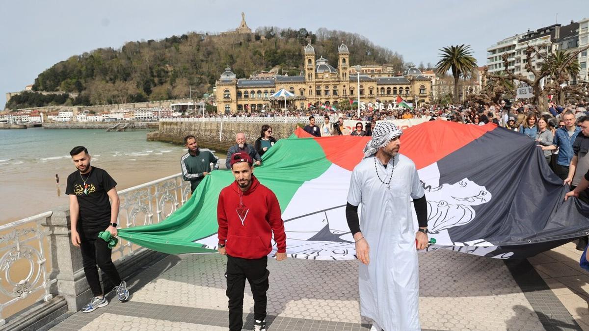 Miles de personas denuncian el "genocidio" en Gaza convocadas por la cultura vasca