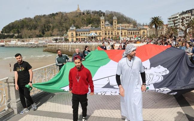Miles de personas denuncian el "genocidio" en Gaza convocadas por la cultura vasca