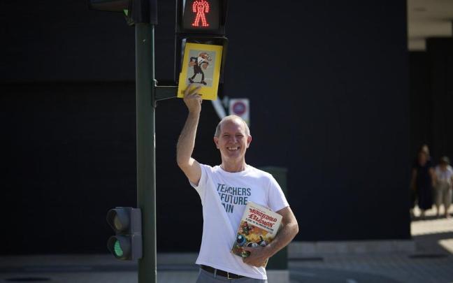 Javier Ibáñez, un vecino de Tafalla, muy fan de Mortadelo y Filemón, posa con un cómic de Mortadelo y Filemón.