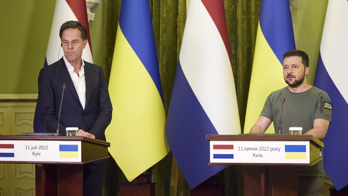 El primer ministro de Países Bajos, Mark Rutte, y el presidente de Ucrania, Volodimir Zelenski, en una foto de archivo.