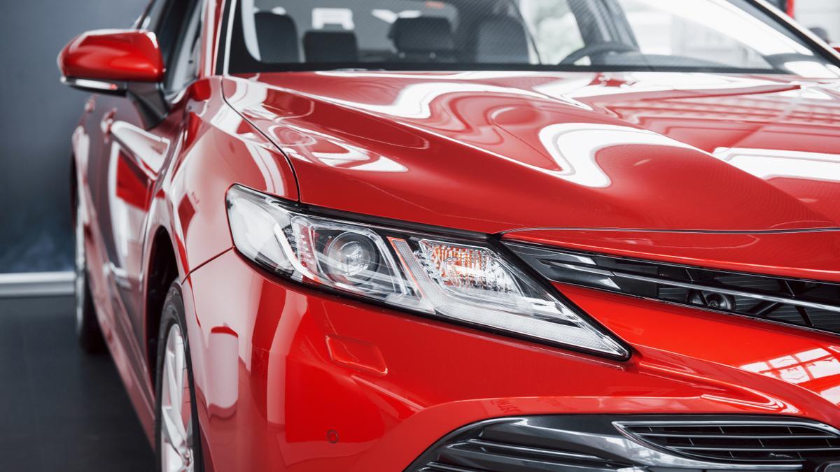 Coche rojo en primer plano.