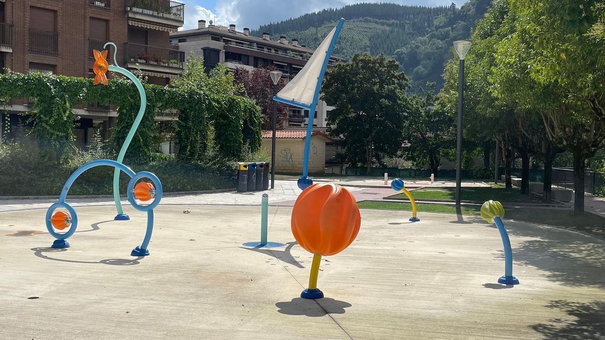 El parque acuático de Villa Amparo, junto con el de Santa Bárbara, se prepara para abrir sus puertas a primeros de junio.