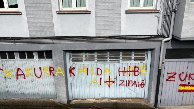 Pintadas contra la Ertzaintza y el consejero Bingen Zupiria.