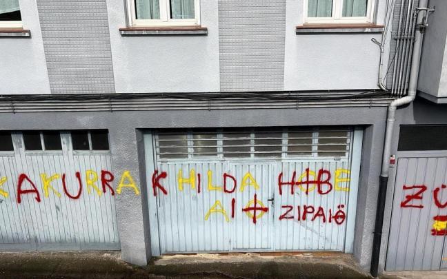 Pintadas contra la Ertzaintza y el consejero Bingen Zupiria.