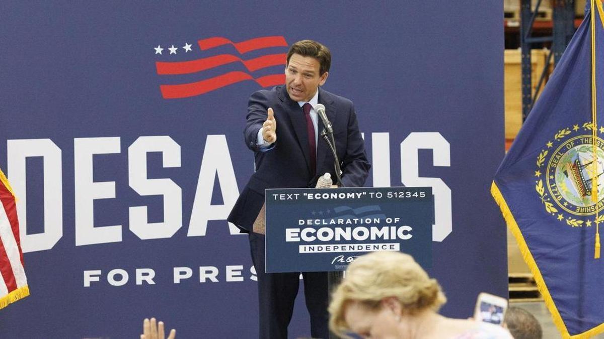 El candidato republicano Ron DeSantis en una acto de campaña en New Hampshire, EEUU.