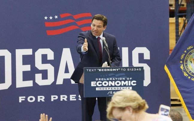 El candidato republicano Ron DeSantis en una acto de campaña en New Hampshire, EEUU.