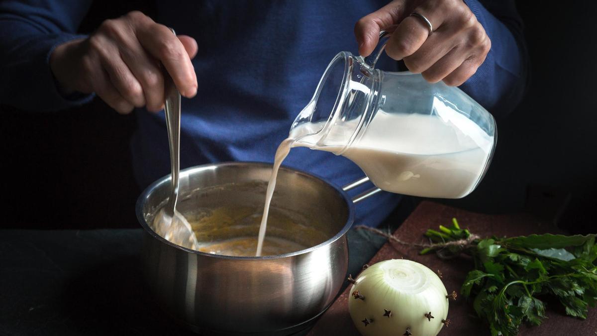 Para hacer la salsa de bechamel hay que echar la leche poco a poco.