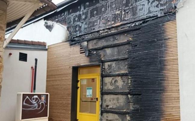 Daños tras el incendio en la Haurreskola