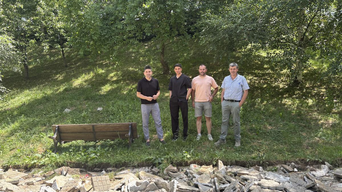 El alcalde, Mikel Serrano, y el arquitecto, David Panadero, con los representantes de Lurkide.