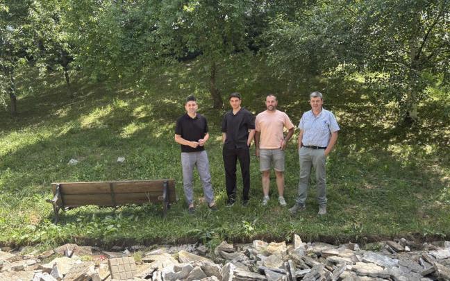 El alcalde, Mikel Serrano, y el arquitecto, David Panadero, con los representantes de Lurkide.