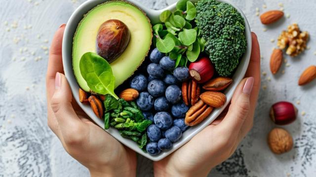 Aguacate, verduras de hoja verde, nueces y frutos rojos, básicos de una alimentación sana.
