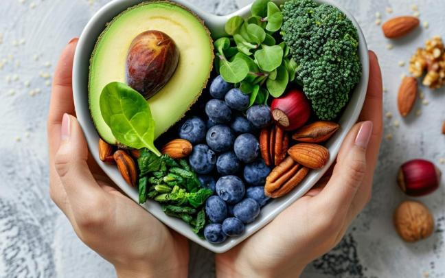 Aguacate, verduras de hoja verde, nueces y frutos rojos, básicos de una alimentación sana.
