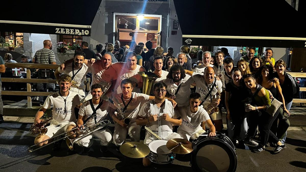 Los jóvenes miembros de Latuno Banda, en una de las actuaciones que han protagonizado en su primer año de andadura