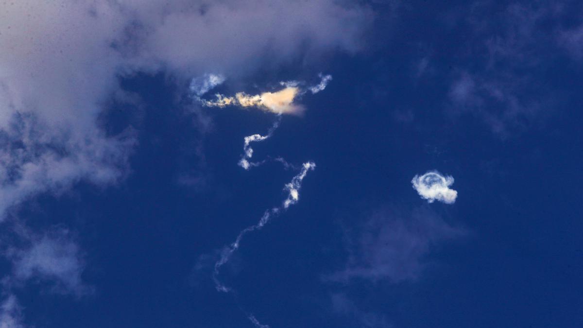 Las Fuerzas Armadas de Qatar lanzan interceptores al cielo sobre Doha para frenar misiles iraníes.