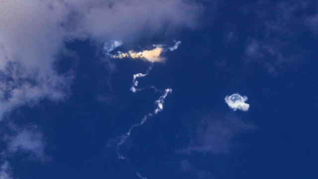 Las Fuerzas Armadas de Qatar lanzan interceptores al cielo sobre Doha para frenar misiles iraníes.